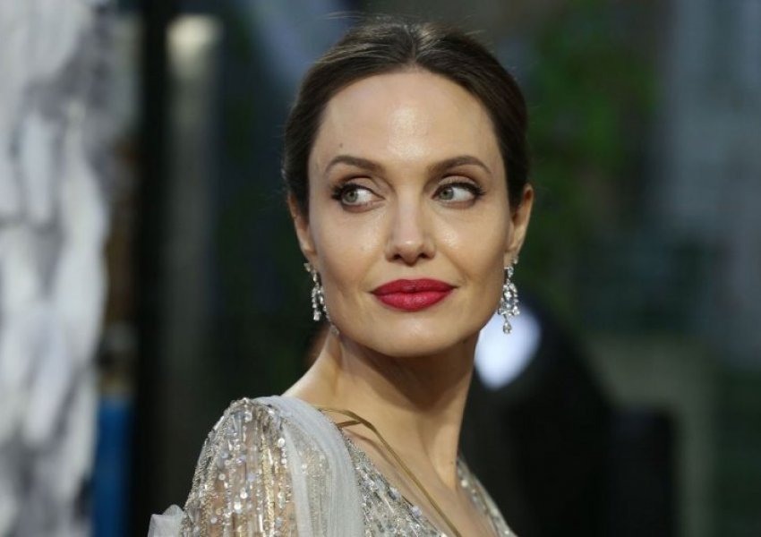 Historia Angelina Jolie/ Nga puthja në buzë me vëllain e saj tek tradhtia bashkëshortore me një femër 