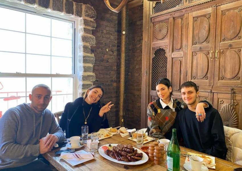 Dua Lipa shijon ushqimin tradicional shqiptar në restorantin ‘Çka ka qëllu’