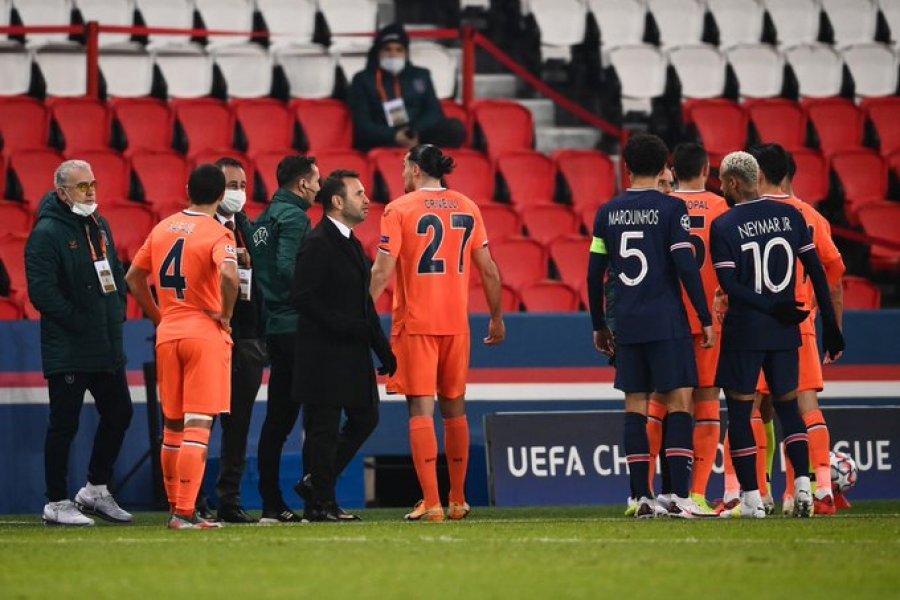 Skandal/ Ndërpritet takimi PSG - Basaksehir, arbitri i 4-rt fyen anëtarin e stafit të ekipit turk