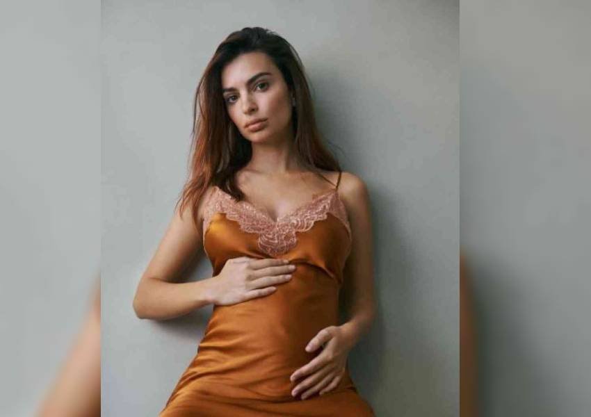 6 muaj shtatzënë, supermodelja e njohur shfaqet nudo në dush