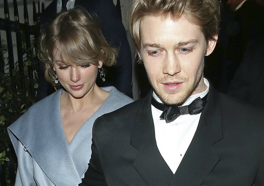 Familja e Joe Alwyn nxit dyshimet se ai dhe Taylor Swift janë martuar në fshehtësi