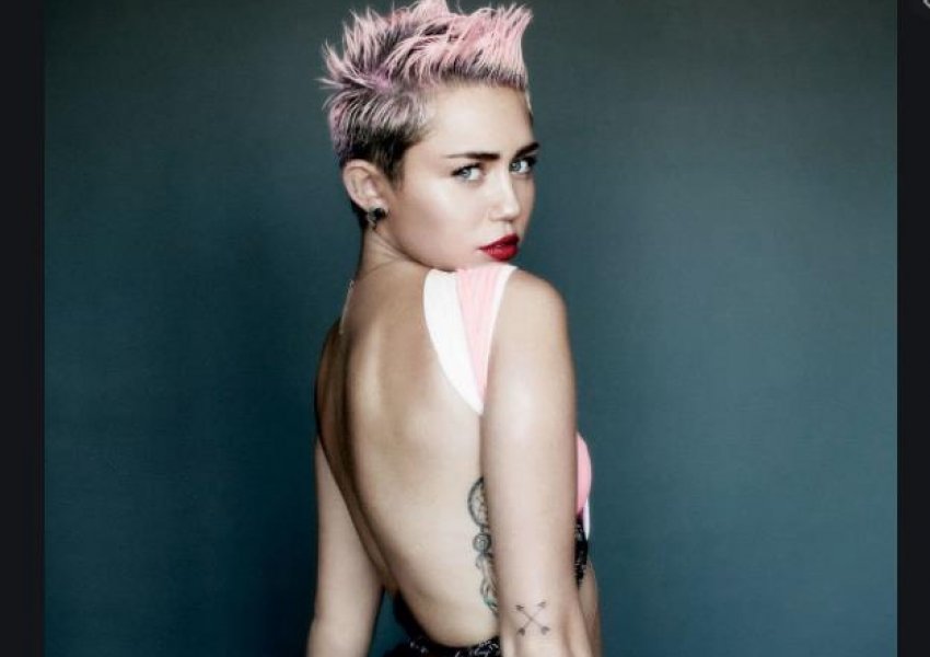 Miley Cyrus publikon foto topless nga vaska 