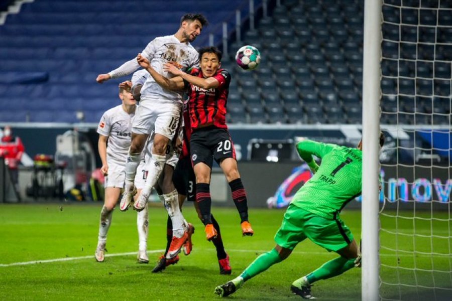 Spektakël dhe gola në Frankfurt, Eintrachtit i 'rrëshqet nga duart' fitorja ndaj Monchengladbach