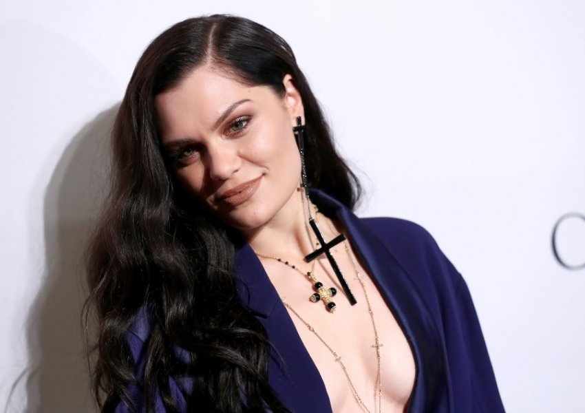 Nu*do në shtrat/ Jessie J i ‘vë flakën’ Instagramit