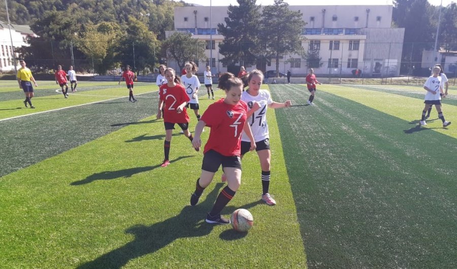 Futbolli i femrave / Fillon në Tiranë kampionati i moshës U-13