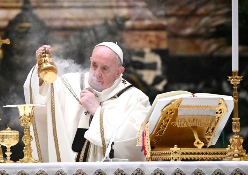 ‘Zoti na do më shumë sesa ne veten tonë’/ Papa Françesku mban meshën e Krishtlindjeve 