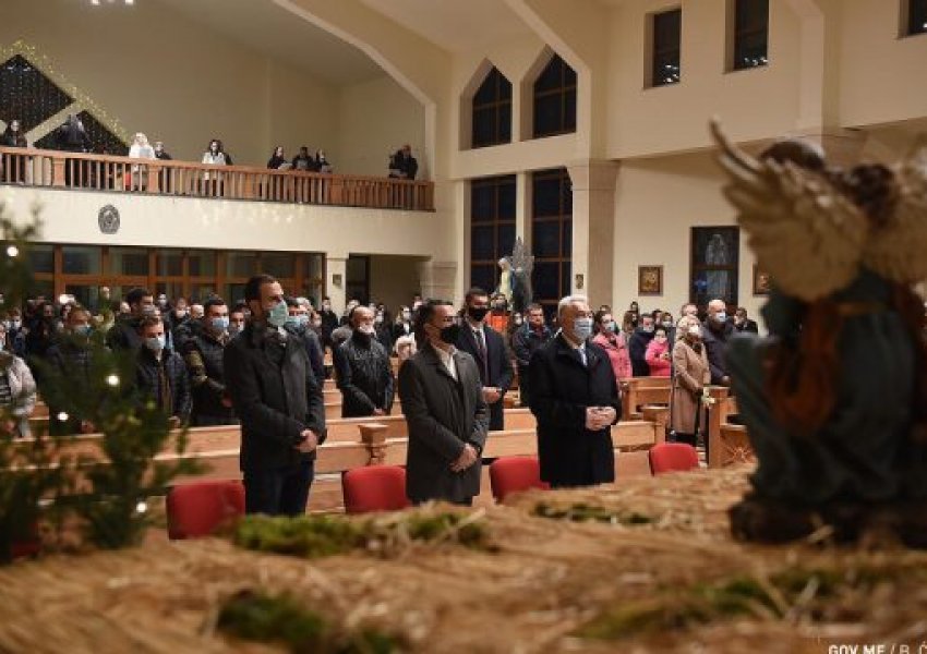 Kryeministri i Malit të Zi uron Krishtlindjen në gjuhen shqipe