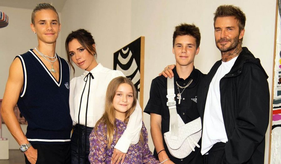 Të veshur me pizhama, familja Beckham uron Krishtlindjet