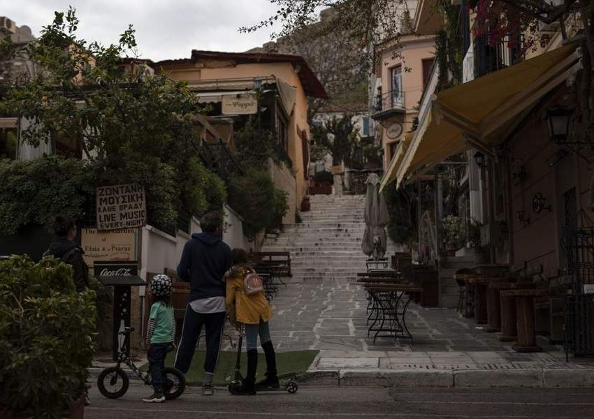 Pa kafene, pa turistë: Virusi zbraz rrugët e Athinës së vjetër