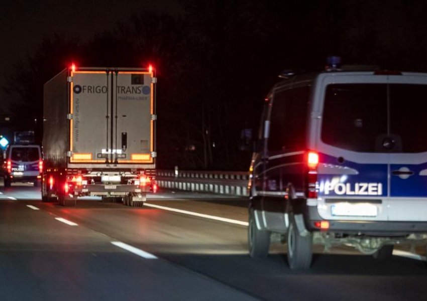 FOTOLAJM/ Nën mbrojtje policore, ‘Comirnaty’ mbërrin në Gjermani