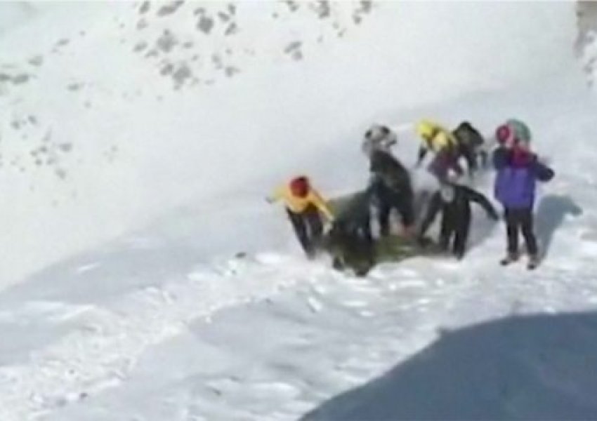 Humbin jetën nga orteku dhe stuhitë disa alpinistë