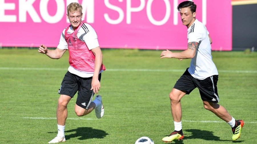 Julian Brandt projektohet si zëvendësues i Mesut Ozil