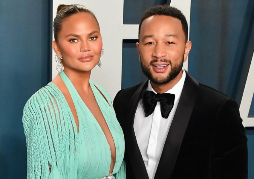 Përgjithmonë pranë vetes/ Pas humbjes së fëmijës, Chrissy Teigen bën tatuazh emrin e tij