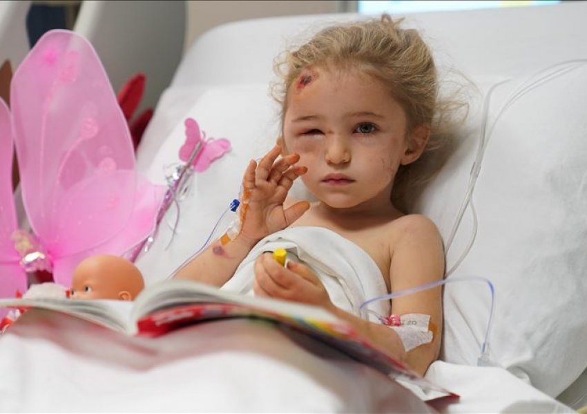 Vogëlushja Elif, që u shpëtua 65 orë pas tërmetit, shtrohet në spital