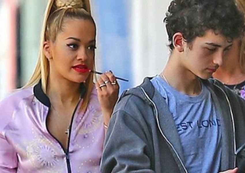 Rita Ora miliardere, e vëllai punon 'kamerier'