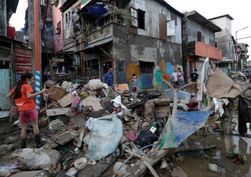 42 të vdekur dhe 20 të zhdukur nga tajfuni në Filipine