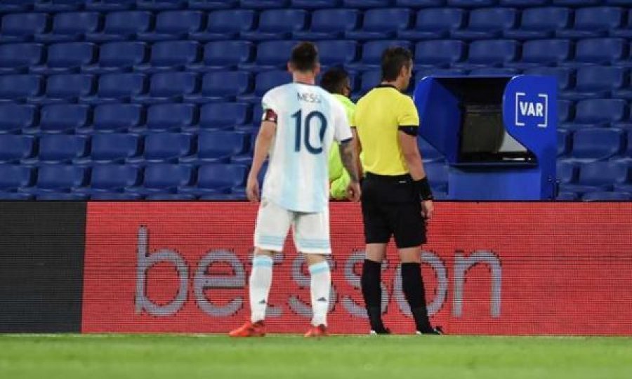 Si po e shkatërron VAR-i futbollin? Arbitri jep vendimin skandaloz në Argjentinë - Paraguai