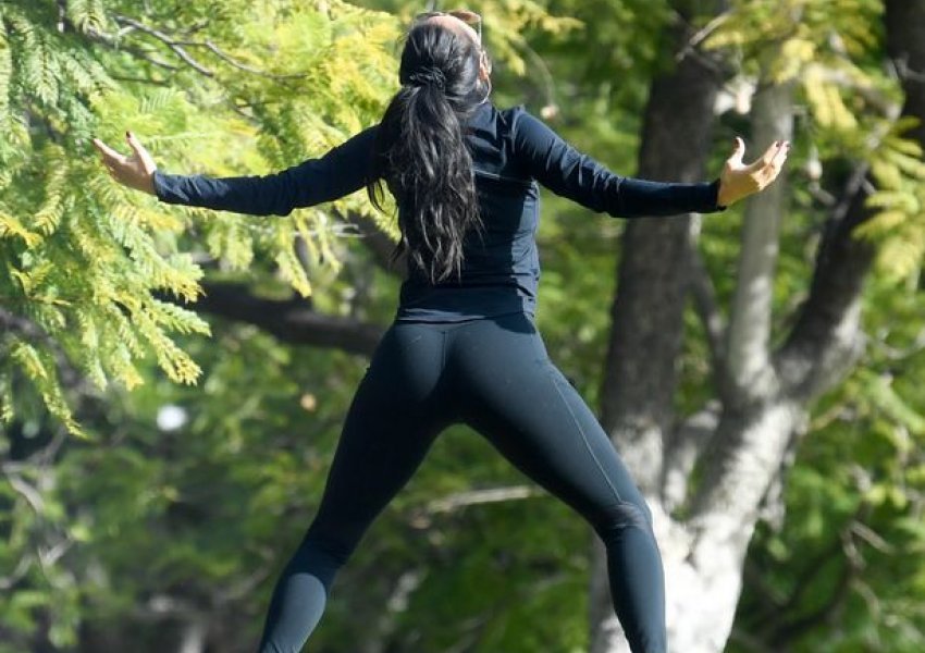 Mahnitëse gjatë stërvitjes në park, këngëtarja fiton vëmendjen e të gjithëve…