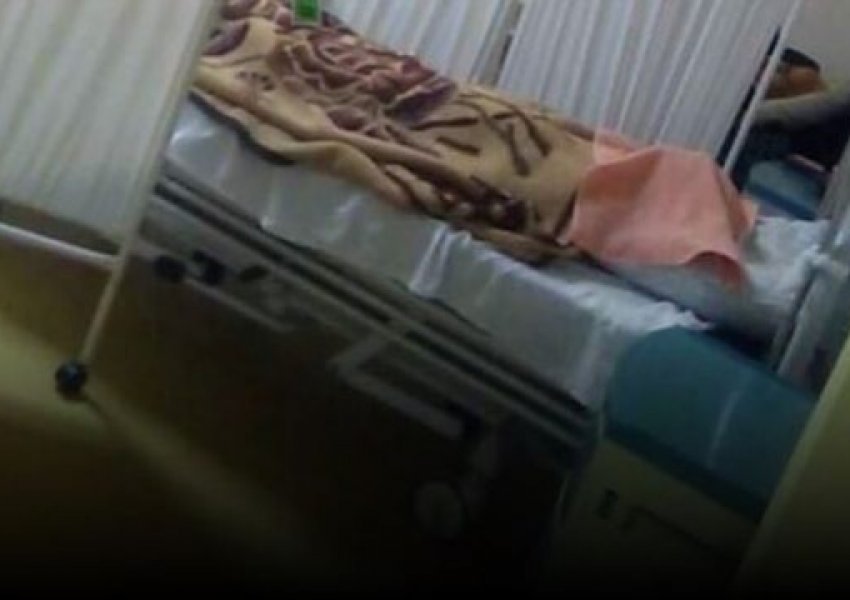 Skandal në Spitalin e Mitrovicës: Kufoma e 84-vjeçarit të dyshuar me Covid, qëndron gati 6 orë me pacientët e tjerë