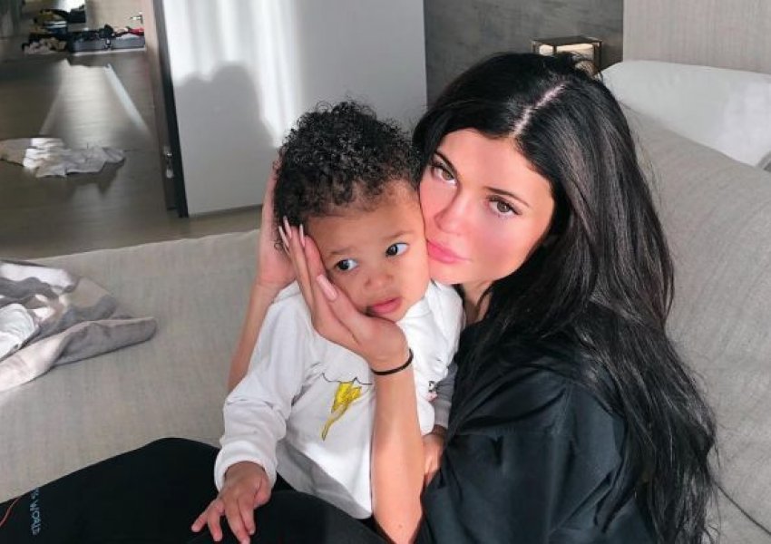 Kylie Jenner sulmohet nga fansat për të disatën herë, kësaj radhe si nënë 