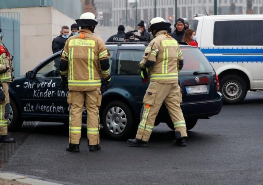 Detaje të reja/ Personi që sulmoi me makinë kancelarinë e Gjermanisë vuan nga probleme mendore