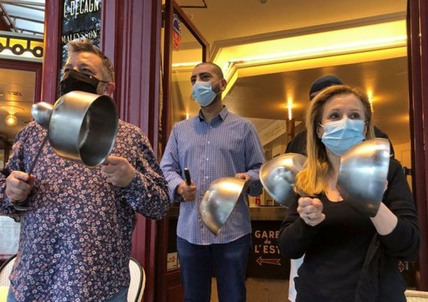 Duke përplasur tenxheret, pronarët e restoranteve protestojnë në Paris kundër mbylljes