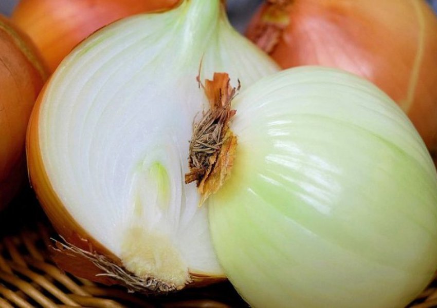 Hani çdo ditë nga një kokërr qepë, sidomos ata që vuajnë nga zemra dhe diabeti