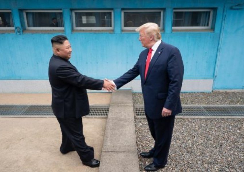 Kur sëmundjen s’ia do as armikut: Kim Jong Un i uron shërim të shpejtë Trumpit