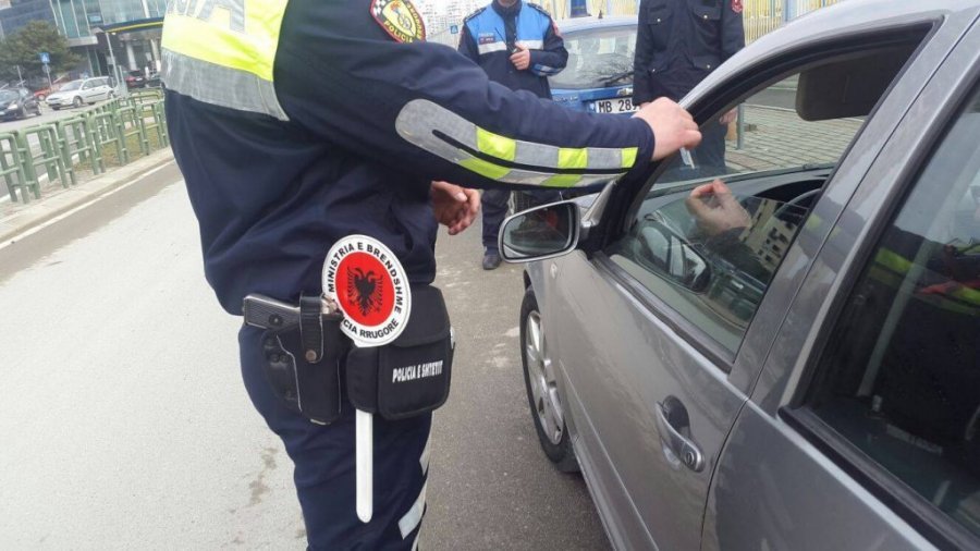 Tapë në timon, policia prangos 6 persona në Tiranë