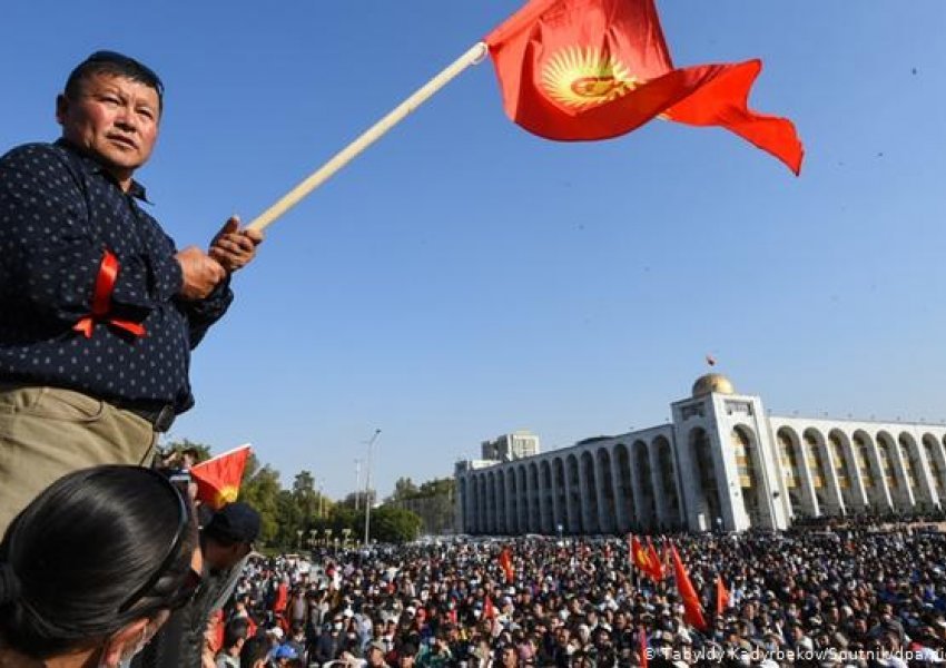 Kirgistan/ Protesta dhe pushtimi i godinave qeveritare gjunjëzojnë qeverinë, zgjedhjet shpallen të pavlefshme