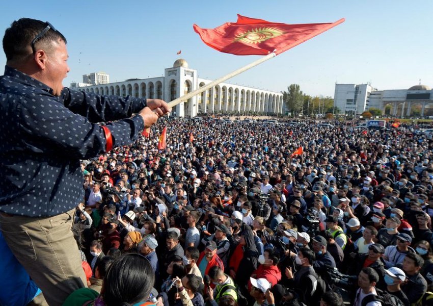 Kirgistan/ Protestuesit pushtojnë godinat kryesore të shtetit, lirojnë nga burgu ish-presidentin