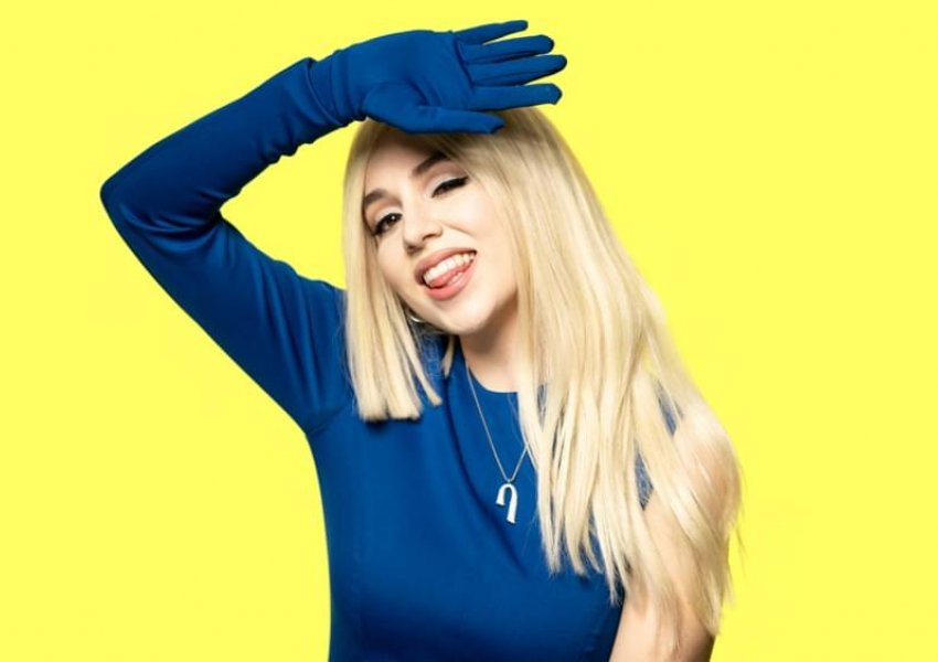 Gjysmë të shkurta dhe gjysmë të gjata, ja arsyeja përse Ava Max ka këtë model flokësh