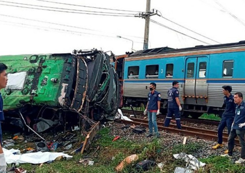 Tajlandë/ Treni merr përpara autobusin, humbin jetën 20 persona