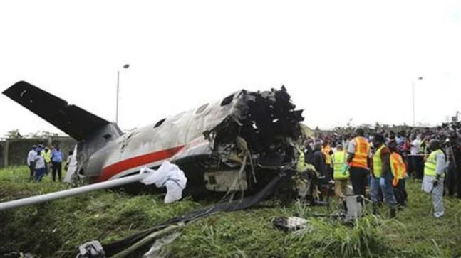 Rrëzohen dy avionë në Francë pasi u përplasën në ajër