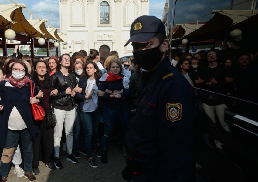 Arrestohen dhjetëra protestues e gazetarë në protetsat anti-qeveritare në Minsk