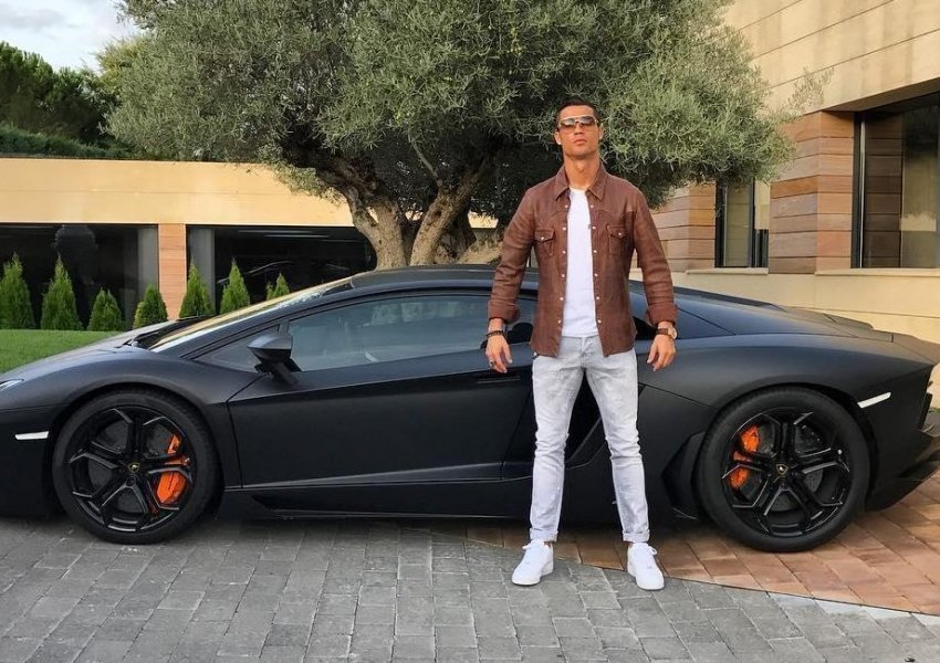 FOTO/ Nga Bugatti, Lamborghini te Ferrari. Këto janë 15 ‘bishat’ e Ronaldos...