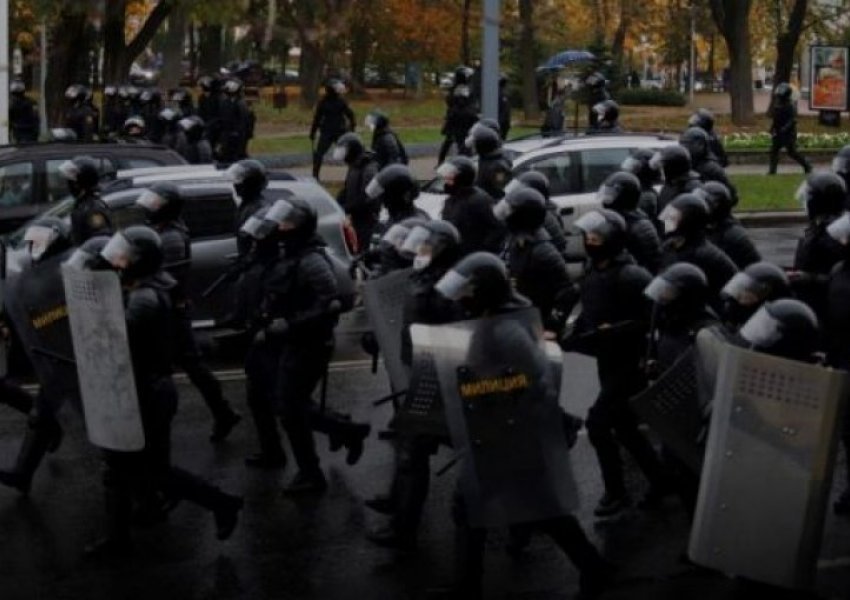 Vazhdojnë përplasjet në Bjellorusi, policia arreston dhjetëra persona