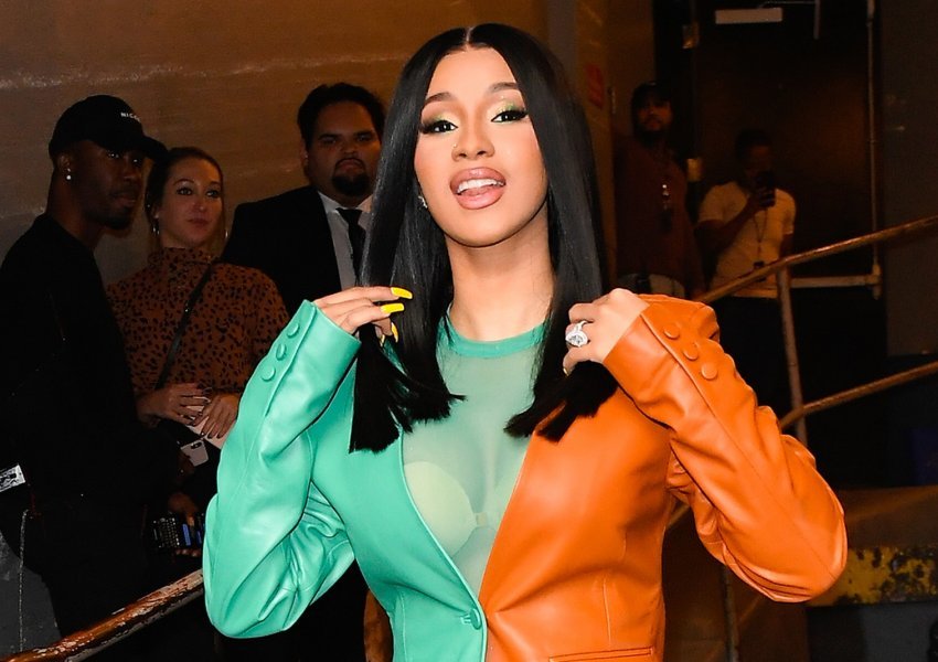 Cardi B çon këmbën: Unë e ngas më mirë