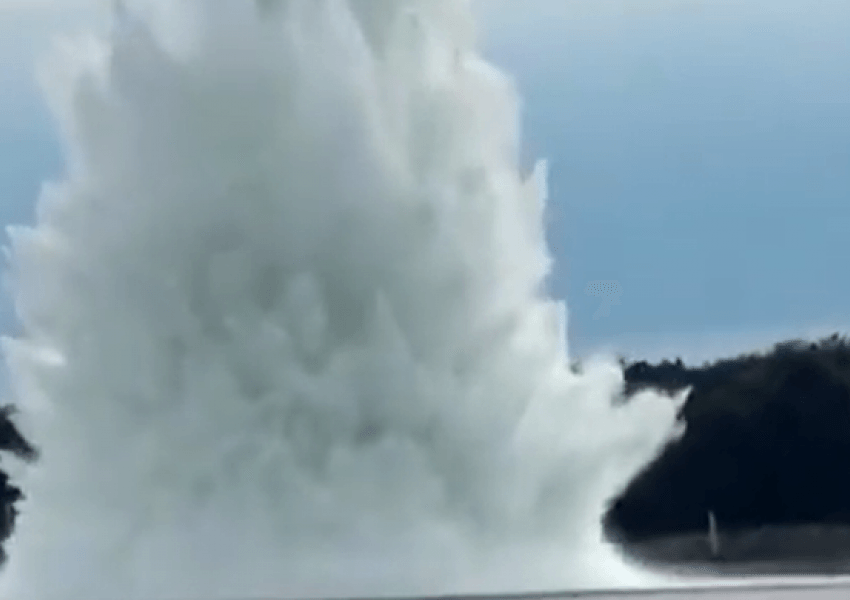 VIDEO/ Specialistët e zhytjes shpërthejnë bombën më të madhe nënujore të Luftës së Dytë Botërore