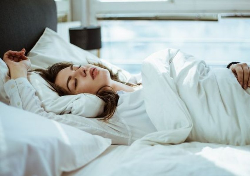 Pse gratë kanë nevojë për më shumë gjumë sesa burrat?