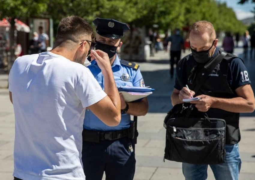 Qytetarët ‘fatlum’ që nuk bartin maska dhe i shpëtojnë dënimit në mes të Prishtinës