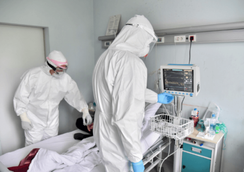 43 pacientë me COVID-19 po trajtohen në Spitalin e Pejës, tre nga ta në respirator