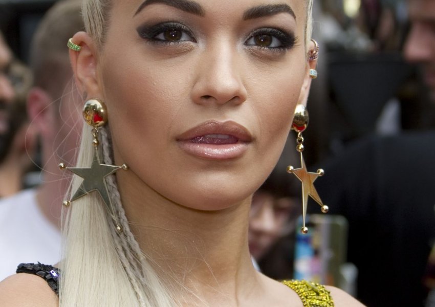 Rita Ora e pikëlluar për humbjen e Eddie Van Halen