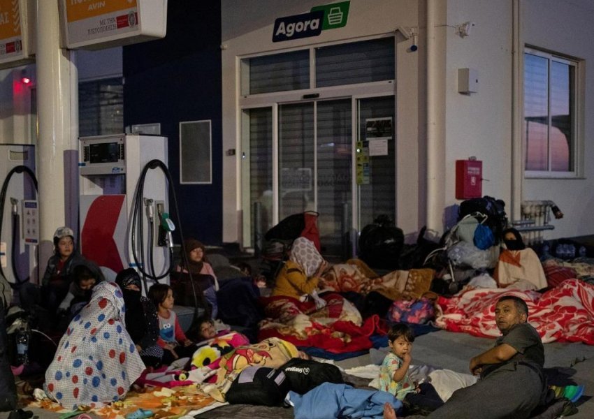 Refugjatët bllokohen në ishullin Lesbos, fushojnë dhe në varreza, vendasit irritohen