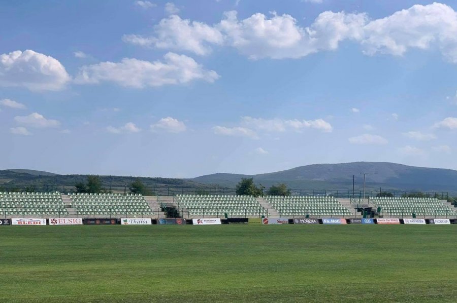 Vendosen 1 mijë e 500 ulëse në Stadiumin e Klinës 