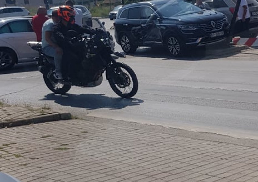 Aksident i rëndë trafiku në Prishtinë, vetura godet edhe semaforin!