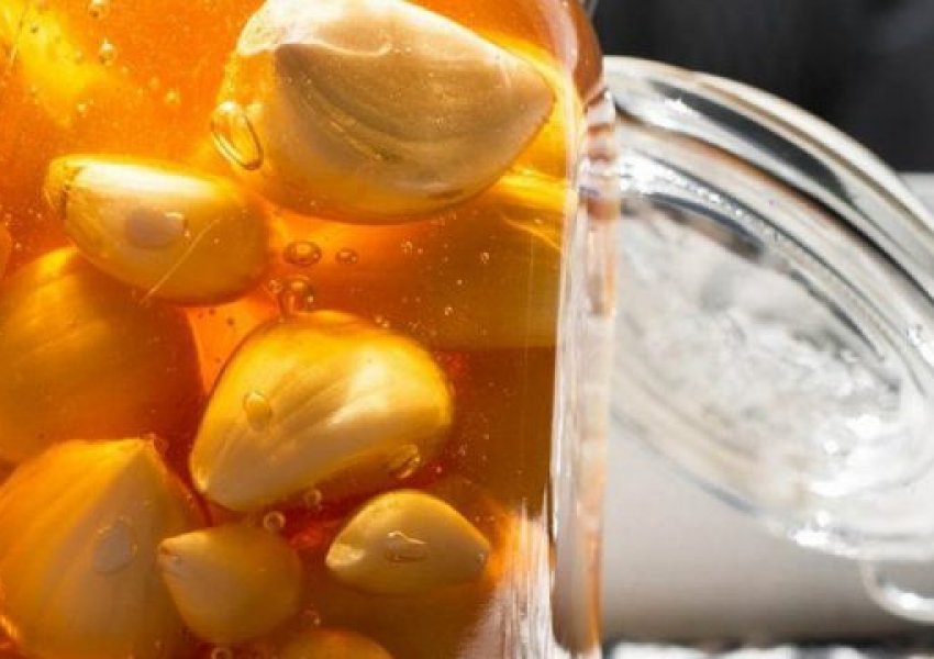 Kura 5 ditore me mjaltë e hudhra, zbuloni efektet e forta në organizmin tuaj