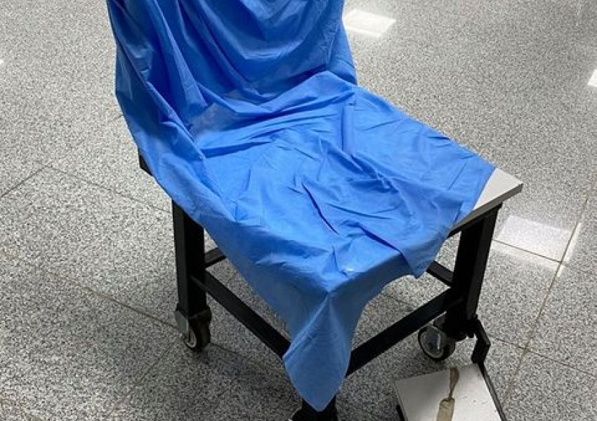 Në QKUK improvizohen karrigat e drurit për bartjen e pacientëve