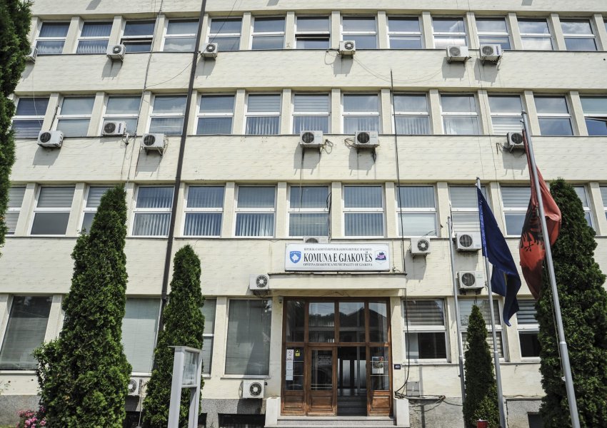 Arrestohen dy punëtor të komunës së Gjakovës, dyshohet se falsifikuan dokumente