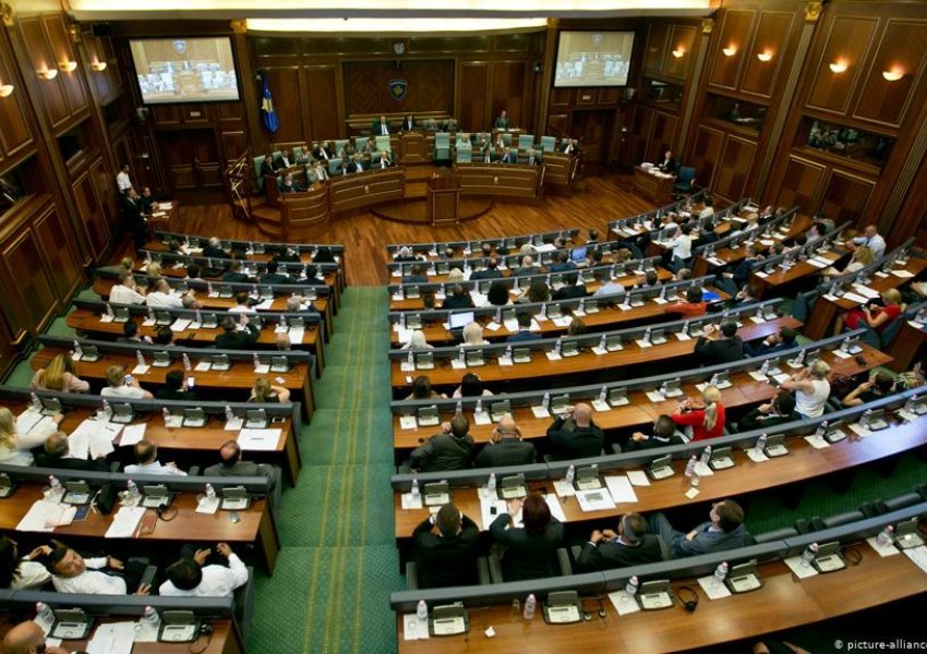 Deputetja e AAK-së përplaset me Osmanin në Kuvend: Nuk është vetëm VV-ja në sallë 